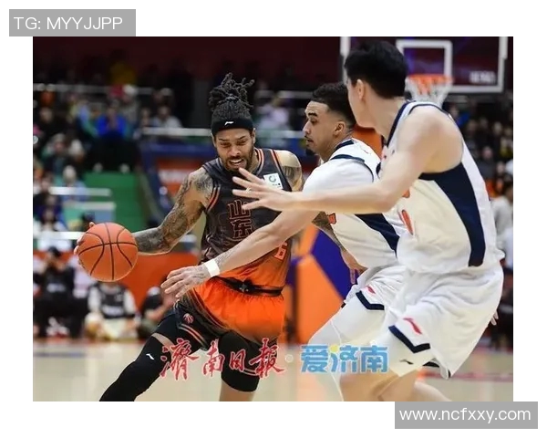 篮球明星高举胜利之旗展现团队精神与拼搏意志的辉煌瞬间